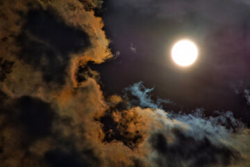 Obraz na płótnie Canvas Moon in cloudy sky