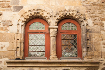 Fototapeta na wymiar Fenêtres romanes d'un bâtiment ancien dans le village de Blesles (Haute-Loire)