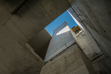 Monolithic structural elements in the construction of a residential building.