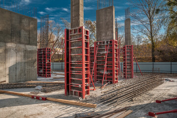 Monolithic columns from formwork in industrial construction.