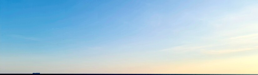 Genova, Italië - 27 juli 2022: Panorama van de blauwe zee, licht boven het water, oceaanzonsopgang. Wat kleine golven in de winterdagen. Heldere lucht weerspiegeld op het water.