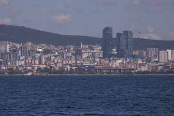 Obraz premium silhouette Istanbul city buildings from water Bosphorus or Golden Horn, public places.