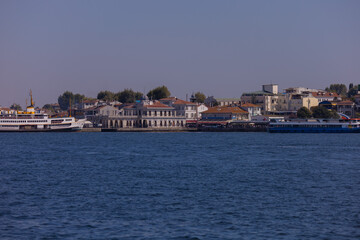 Fototapeta premium silhouette Istanbul city buildings from water Bosphorus or Golden Horn, public places.