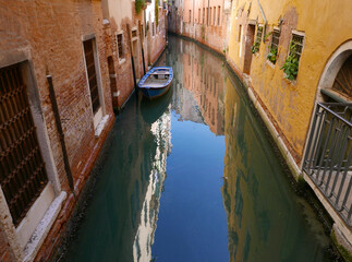 un quieto e caratteristico canaloe di venezia