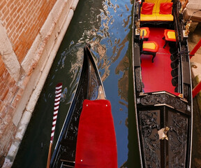 vista molto colorata di gondole che si incrociano nelo canale a venezia