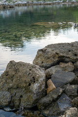 Fototapeta na wymiar Steine im Vordergrund mit Meer im Hintergrund