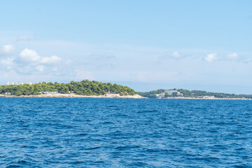 Kroatische Küstenlandschaft mit Meer im Vordergrund