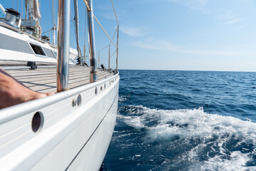 Segelschiff in Fahrt im Wasser