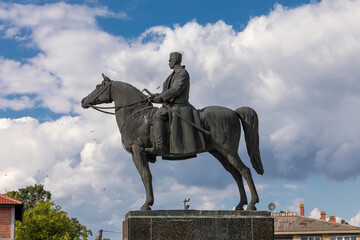 Obraz premium Field Marshal Vojvoda Zivojin Misic, monument in Mionica, town Serbia