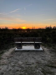 Obraz premium Holzbank im Moor. Moorlandschaft.