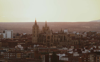 Obraz premium sunset over the cathedral in León, Spain