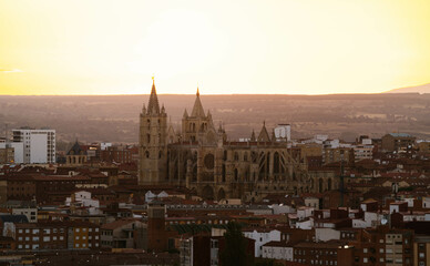 Obraz premium sunset over the cathedral in León, Spain