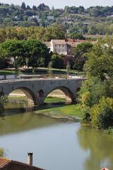 Fototapeta na wymiar Die alte Brücke in Béziers ist eine mittelalterliche Steinbogenbrücke. Sie überquert den Orb und sein Hochwasserbett. 