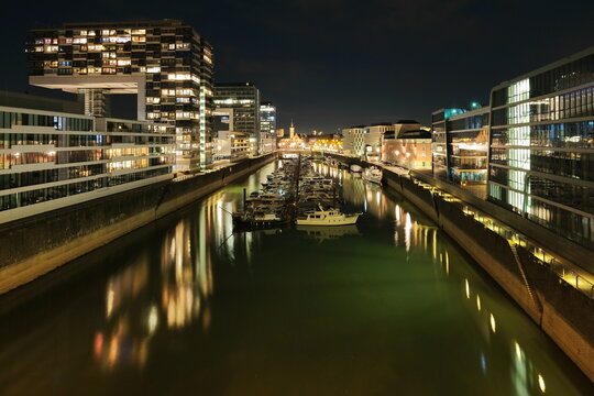 Der Kölner Hafen mit vielen Booten in er Nacht.