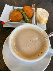 café con tapa de croquetas