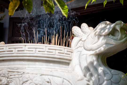 Quema de sahumerios en templo budista de Vietnam