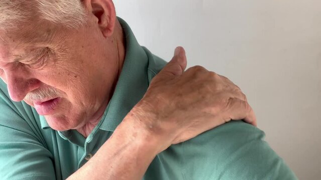 Man has pain in his shoulder