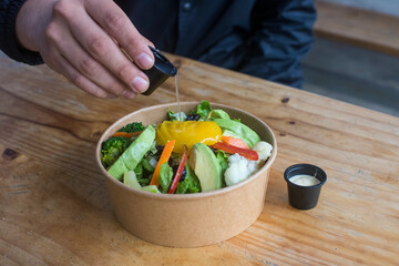 Ensalada saludable con vinagreta de limón y vinagreta blanca