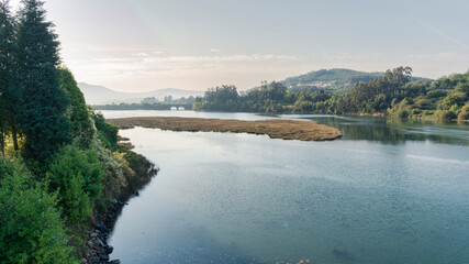 Puente del ferrocarril en la desembocadura del río Baleo, Ortigueira, A Coruña, Galicia.