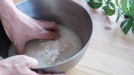 米を研ぐ・洗う