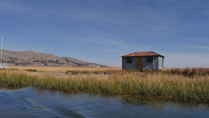 Traversée du lac Titicaca sur un petit bateau, en plein jour, avec des kilomètres de roseaux à l'horizon, à perte de vue, chemin et navigation