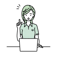 デスクで座ってPCを開いて何かひらめいたポロシャツの女性