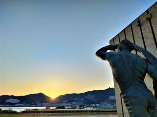 夕日を望む像