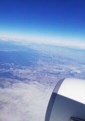 飛行機の窓ごしの地球