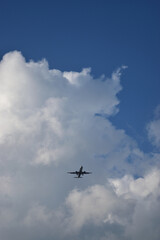 Fototapeta na wymiar 空と雲と飛行機