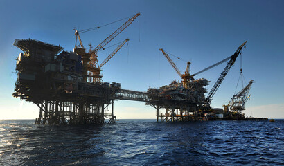  Marlin B flare boom installation on Bass Strait during the construction of Marlin A and B platforms as the sun sets- Victoria. © KRUTOPIMAGES