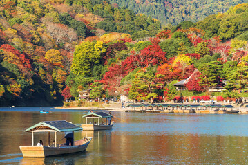 嵐山の紅葉と保津川の屋形船