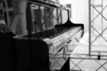 横から見たモノクロのピアノ
