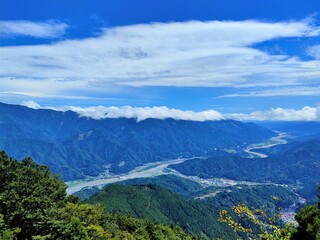 蛇行する川と雲