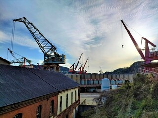 工場とクレーン群