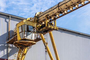 Fototapeta premium rusty overhead crane was used in industry, construction industry, warehousing