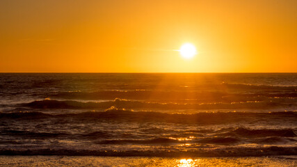 atardecer en océano pacifico, con sol cálido de verano