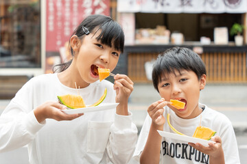 北海道旅行で新鮮なメロンを食べている日本人の子供