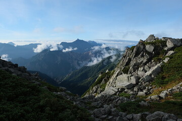 Obraz premium 雲海と槍ヶ岳。北アルプスの絶景トレイル。日本の雄大な自然。