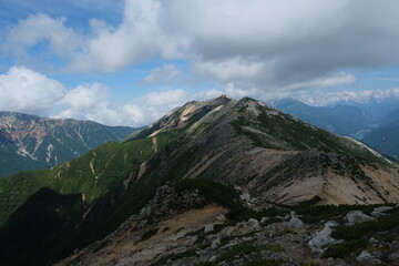 赤牛岳。北アルプスの絶景トレイル。日本の雄大な自然。
