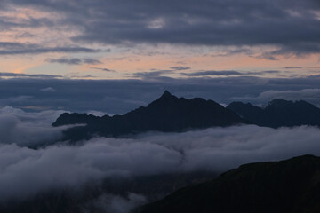 雲海と槍ヶ岳。北アルプスの絶景トレイル。日本の雄大な自然。