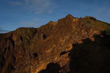 北アルプスの絶景トレイル。日本の雄大な自然。