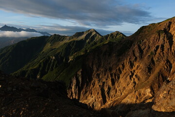 北アルプスの絶景トレイル。日本の雄大な自然。