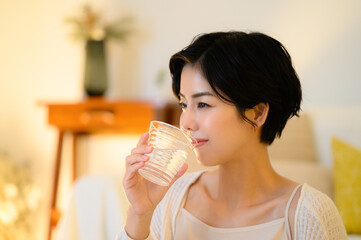 寝る前にお水を飲む女性