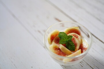 生のイチジクとヨーグルト