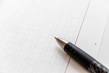白い原稿用紙とボールペン
