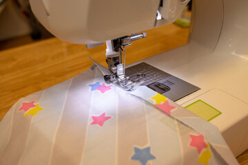 ミシンを使った縫製作業