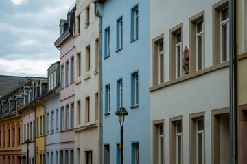 Fototapeta na wymiar eine typische Straßenszene mit bunt gestrichenen alten Häusern und einer Strßenlaterne
