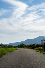 Naklejka premium 琵琶湖 湖畔の歩道 夏