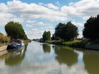 Obraz premium Aigues-Mortes dans le Gard en Occitanie - Canal du Rhône à Sète vu depuis le Pont de Provence