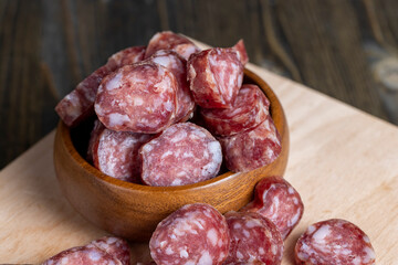 Cut the finished sausage into pieces on a cutting board